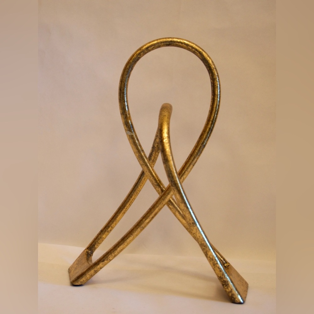 Beautiful gold leaf accent piece symbolizing continuous, everlasting love 16x9